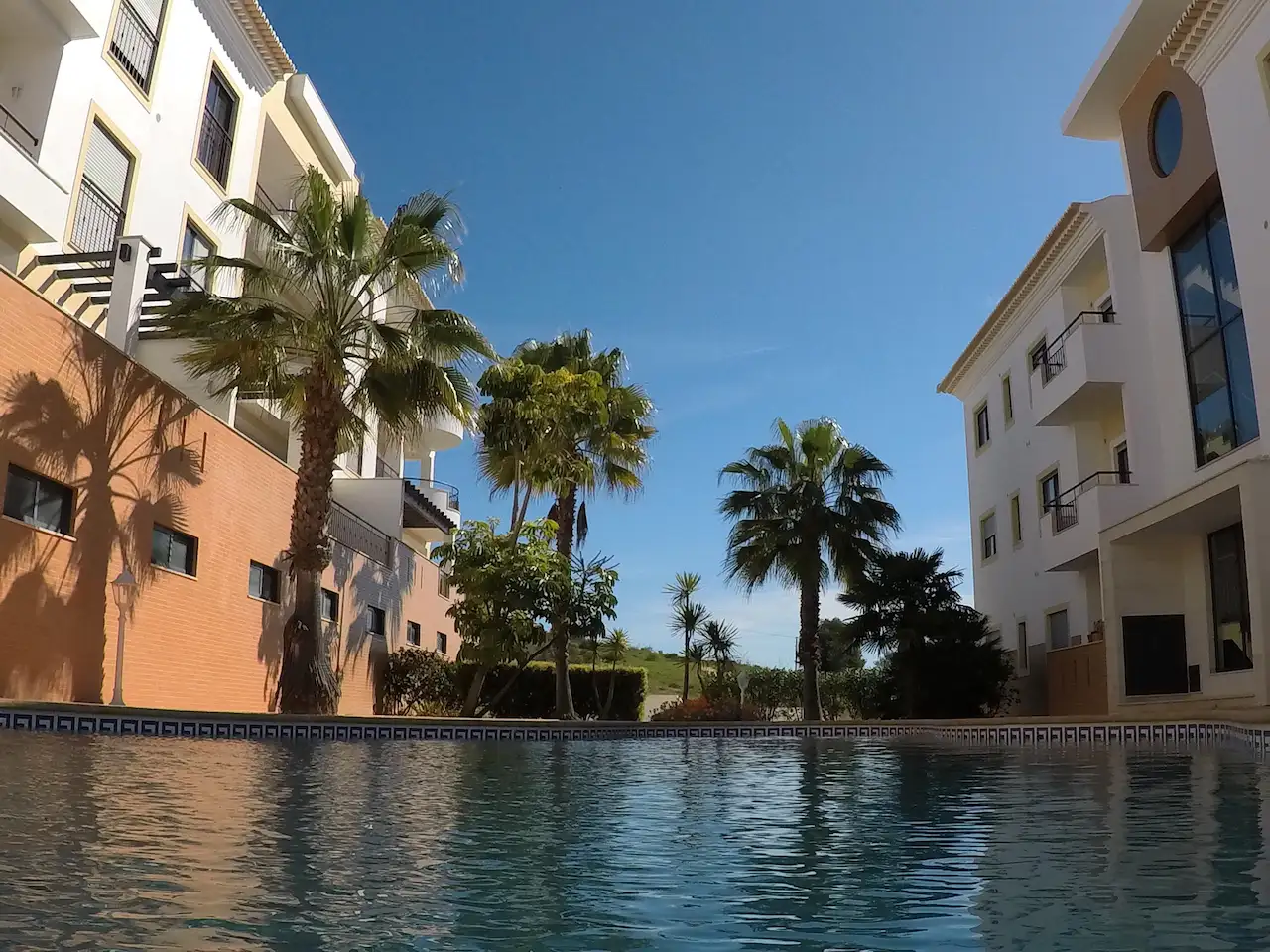 Pool und Wohnhaus Balkonseite Ferienwohnung Algarve Lagos Überwintern